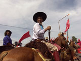 Fotografia Gaucho Antonio Gil, Cada 8 de enero llegan al santuario del Gaucho Gil en la ruta 123, cientos de peregrinos en autos, motos, colectivos, bicicletas, a caballo o caminando para rendirle homenaje el día de su muerte.