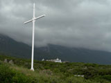 Fotografia  Cruz utilizada para demarcar los limites del territorio del Monasterio de Gran Lavra. En el fondo se observa la Stiki rumana Timoteu Prodromou. Monte Athos